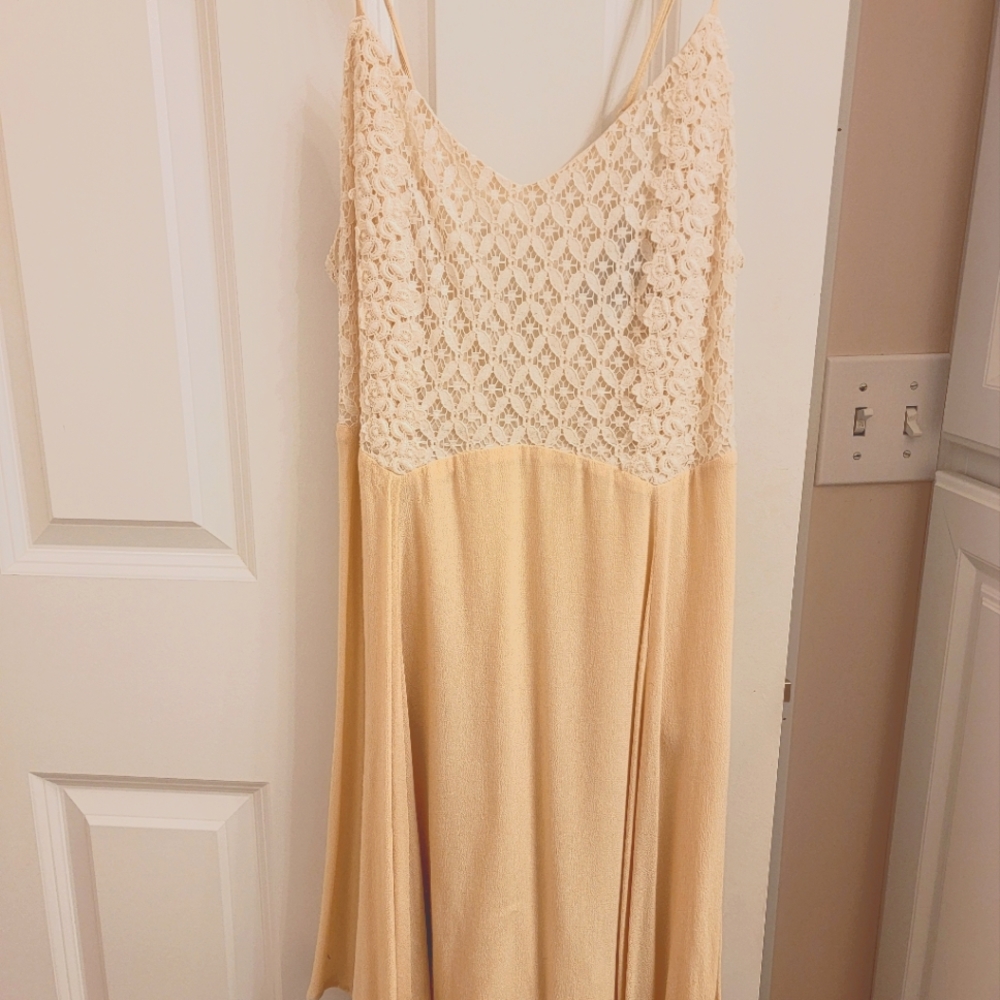 Beige dress from Buckle brand is flying tomato, size large